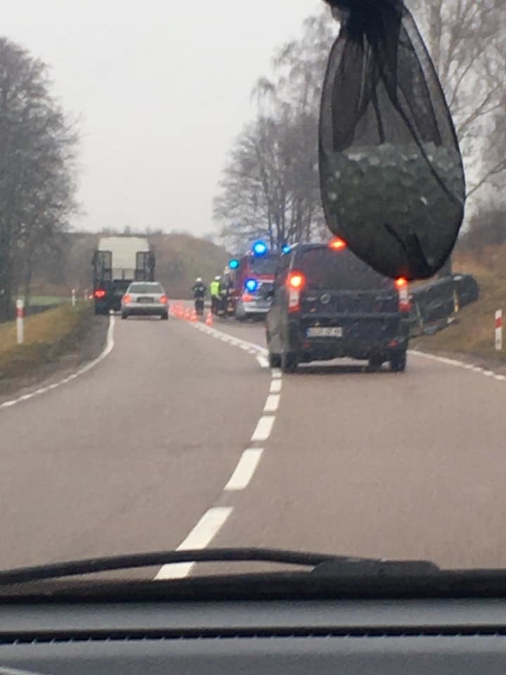 Piątnica Elżbiecin. Wypadek na DK 64. Skoda wypadła z drogi i dachowała. Kierowca ranny [ZDJĘCIA]