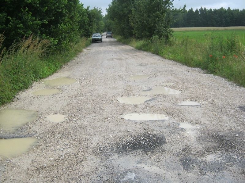 Tak wygląda obecnie droga w Krzepinie, która czeka na asfalt...