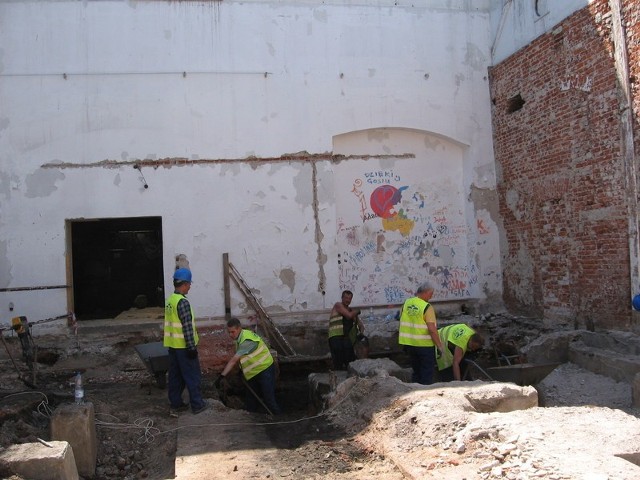 W tej chwili robotnicy odkopują najstarsze fundamenty w hali A czekając na ostateczną decyzję konstruktorów.