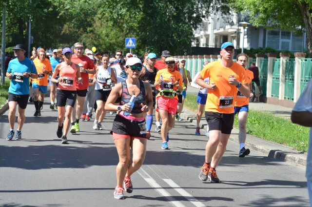 Tegoroczna edycja Półmaratonu Radomskiego Czerwca '76 odbywała się w pełnym słońcu i wysokiej temperaturze. Na starcie stanęło około 900 osób.