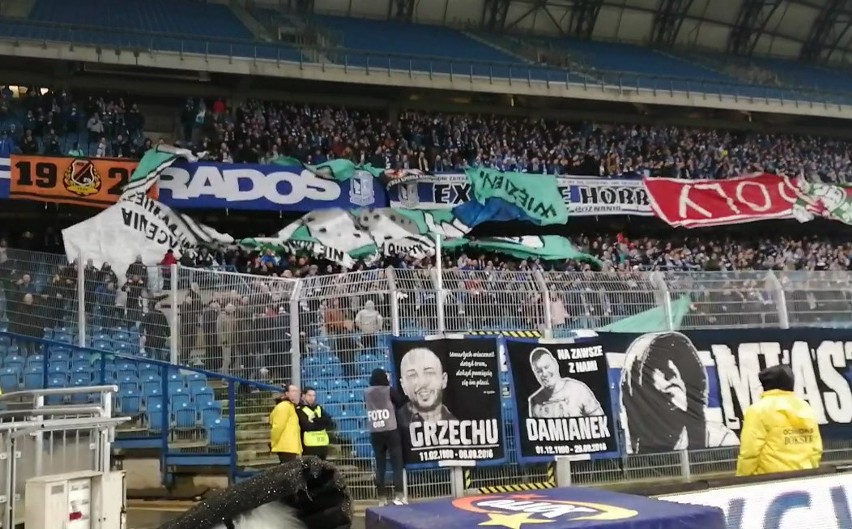 Fani Lechii Gdańsk rzucali racami na boisko i w sektory...