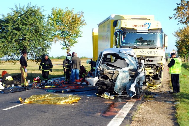 We wtorek w Buszówce na krajowej "9&#8221; w gminie Klimontów pod Sandomierzem zderzył się samochód ciężarowy z renault. Zginęły dwie osoby podróżujące renault.