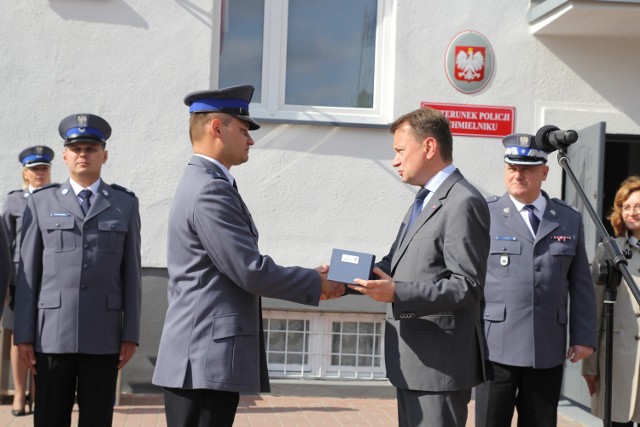 Klucze do reaktywowanego komisariatu policji w Chmielniku minister przekazał szefowi placówki aspirantowi Mariuszowi Włodarczykowi.