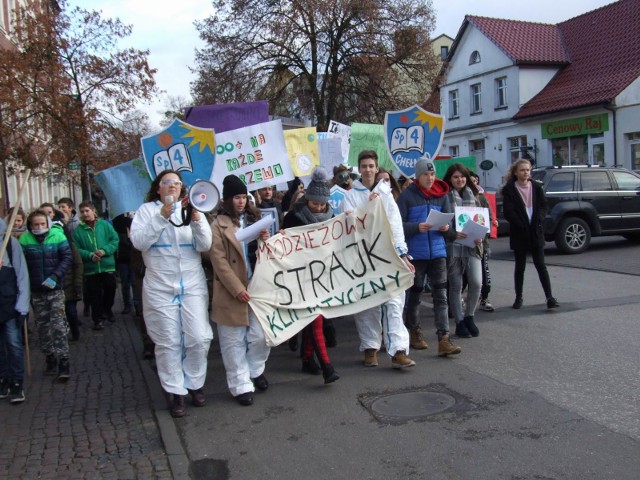 Uczniowie chełmińskich szkół wzięli udział w Młodzieżowym Strajku Klimatycznym w mieście. W piątek, gotowi do strajku, ruszyli w miasto. Przygotowali transparenty z ważnymi przesłaniami dla ludzkości zgodnie z hasłem MYŚL GLOBALNIE, DZIAŁAJ LOKALNIE!