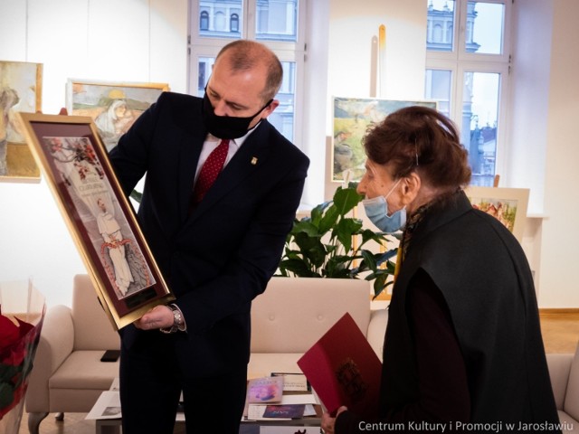 W grudniu w Centrum Kultury i Promocji w Jarosławiu z okazji jubileuszu pracy twórczej oraz 90. urodzin Ireny Oryl, zastępca burmistrza Jarosławia złożył jubilatce życzenia i gratulacje.