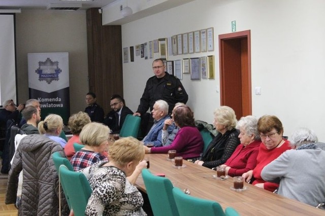 Spotkanie na temat bezpieczeństwa w Urzędzie Gminy Belsk Duzy. Więcej na kolejnych slajdach.