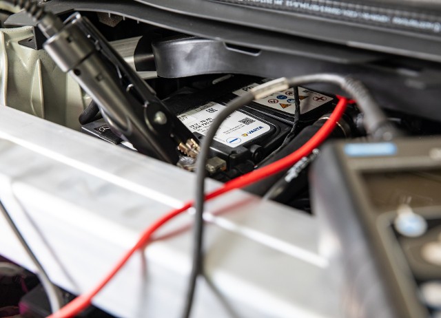 W przypadku niektórych modeli problem wynika ze sposobu wykorzystania akumulatora 12 V w instalacji elektrycznej samochodu. – W systemach niektórych producentów samochodów elektrycznych strategia ładowania akumulatora 12V nie jest jeszcze doskonała — mówi Nadine Dehnert, Design Engineering Lead w Clarios.
