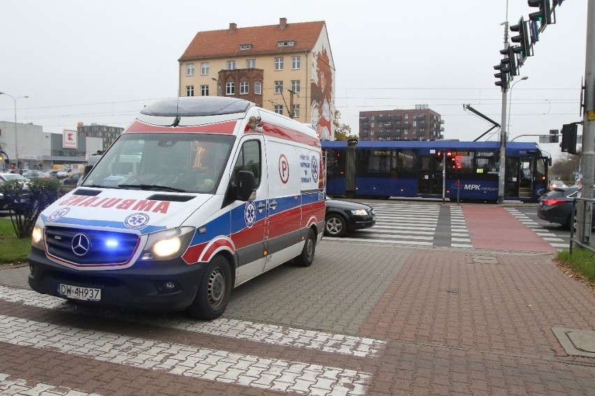 Tramwaj linii 33 potrącił kobietę na ul. Legnickiej we...