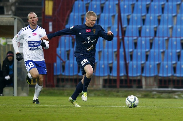 Mateusz Lewandowski (z prawej) na stałe zagościł w pierwszym składzie Pogoni.