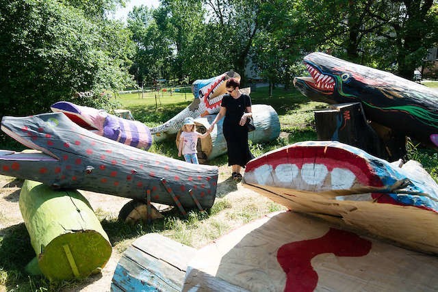 W malowaniu starych drzew, które są obecnie jedną z atrakcji terenu położonego nad Strugą Toruńską, brali udział mieszkańcy okolicznych domów razem z dziećmi. W najbliższym czasie do akcji mają włączyć się lokalni artyści