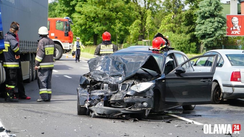 Groźny wypadek pod Wrocławiem. BMW czołowo zderzyło się z ciężarówką 