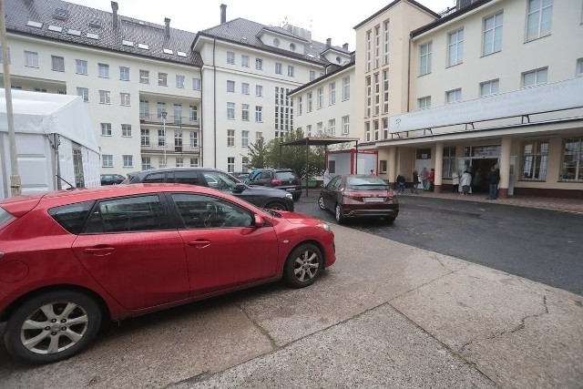 Kolejka po testy na koronwairusa w szpitalu przy ul. Unii Lubelskiej w Szczecinie - 14 października