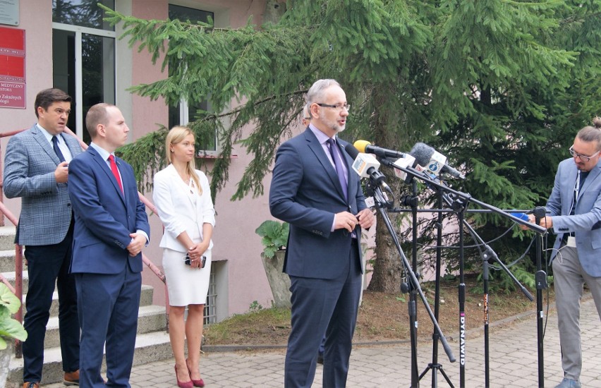 Minister zdrowia Adam Niedzielski odwiedził szpital zakaźny...