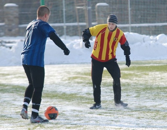 W sobotnim sparingu gola dla Korony zdobył testowany w kieleckim zespole Dawid Smolarczyk (z prawej) z czwartoligowego Sokoła Rykoszyn.