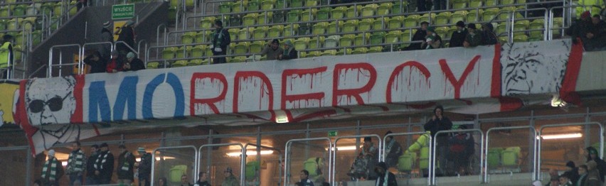 Na trybunach podczas meczu Lechii pojawiły się transparenty...