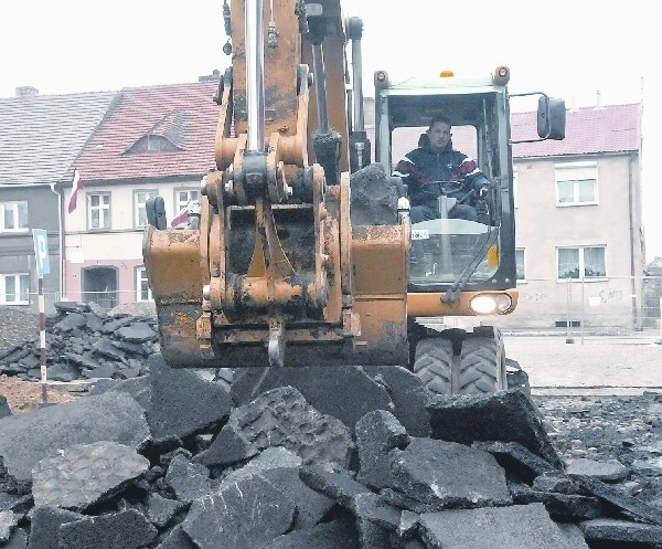 Prace rozpoczęto od ogrodzenia placu budowy i zerwania starej nawierzchni rynku (fot. Paweł Janczaruk)