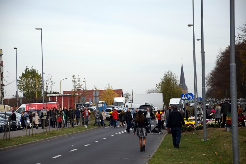 Na stargardzkich cmentarzach tłumy. Pogoda sprzyja odwiedzinom grobów [ZDJĘCIA]