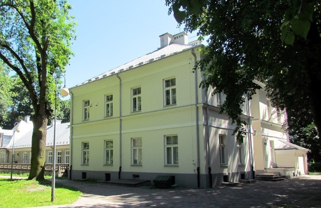Główna siedziba obecnego sądu w Przysusze mieści się w zabytkowym dworku przy alei Jana Pawła II.