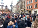 Tłumy na Jarmarku Bożonarodzeniowym we Wrocławiu. Trudno postawić swobodnie krok! 