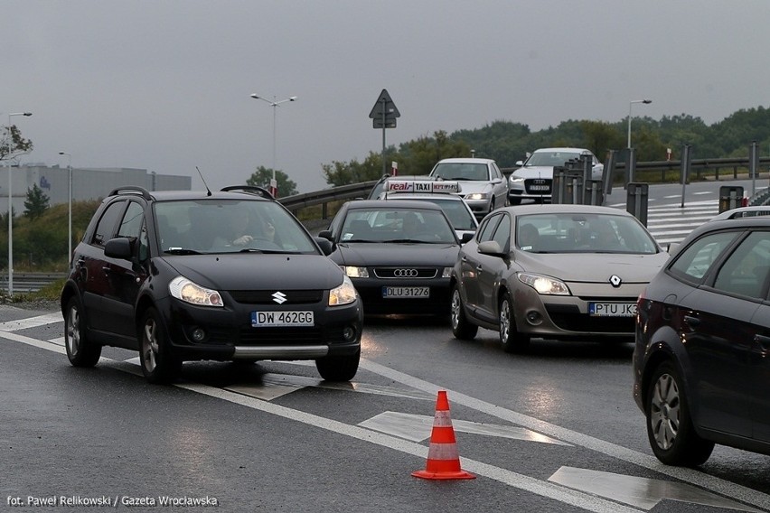 Wypadek na AOW. Ciężarówka z Turcji wypadła z drogi [ZDJĘCIA]