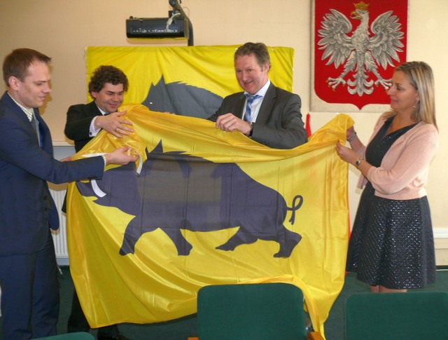 Radni Evergem Erik De Wispelaere (były burmistrz) i Kathleen Deporter wręczyli flagę swojego miasta, którą przyjęli przewodniczący rady Rafał Weber i prezydent Lucjusz Nadbereżny.