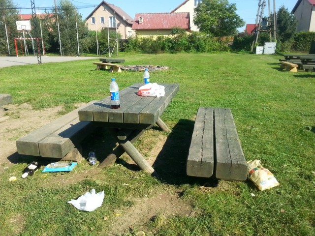 Idąc tym chodnikiem, pani Elżbieta potknęła się, przewróciła, w wyniku czego doznała urazu nogi. Teraz domaga się za to odszkodowania od miasta.