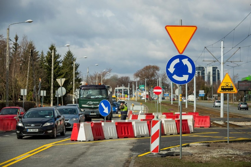 Zbudowano tymczasowe rondo na wysokości miejskich wodociągów...