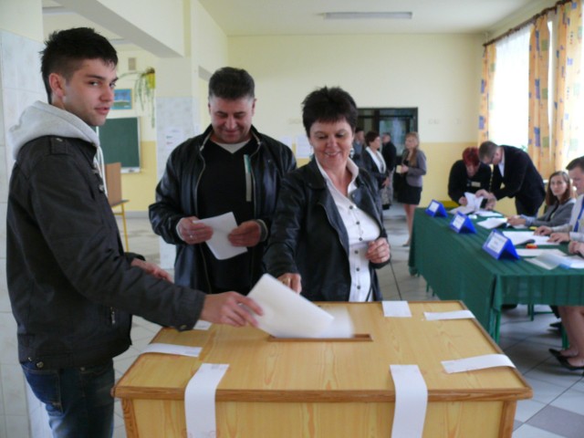 Wybory w lokalu wyborczym w Nisku.