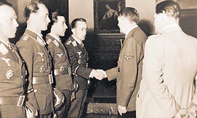 Kittel otrzymuje Krzyż Żelazny ze srebrną wstęgą za licznie strącone samoloty sowieckie, grudzień 1941