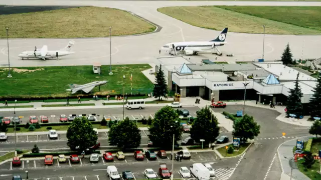 Pyrzowice, parking i terminal. Rok 1994. W miejscu, gdzie stoi MiG, dziś jest termonal