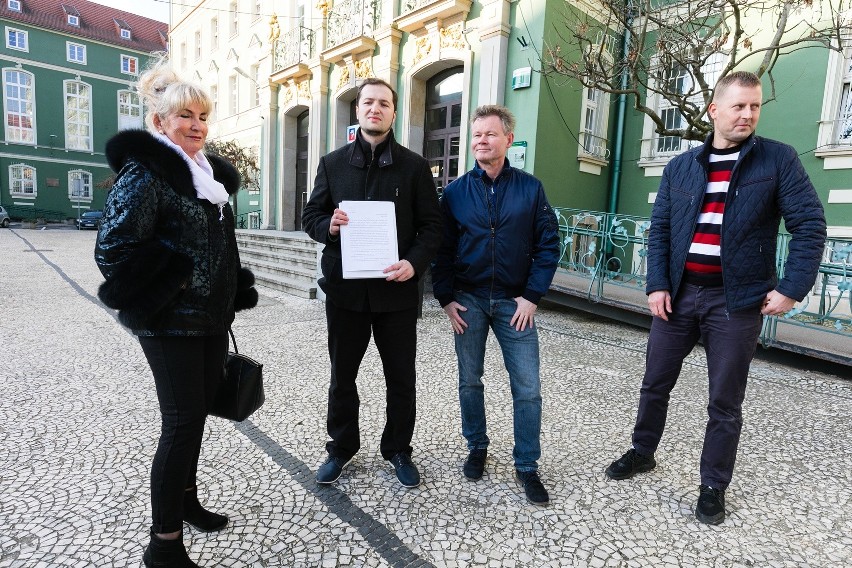 Walczą o pozostawienie miejsc parkingowych i drzew na alei Wyzwolenia w Szczecinie