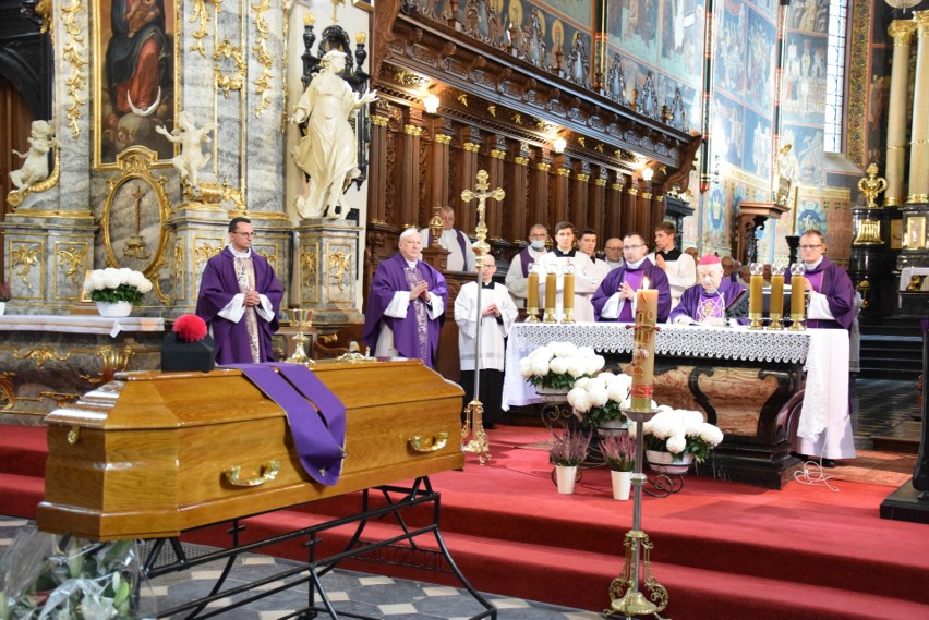 Msza pogrzebowa za niezwykle cenionego księdza prałata Adama Kończaka w Sandomierzu. Uczestniczyło w niej wiele osób [ZDJĘCIA]