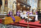 Msza pogrzebowa za niezwykle cenionego księdza prałata Adama Kończaka w Sandomierzu. Uczestniczyło w niej wiele osób [ZDJĘCIA]