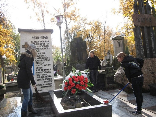 Młodzi Niemcy i ich radomscy koledzy sprzątali pomnik na cmentarzu przy Limanowskiego