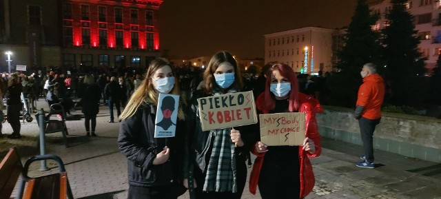 W Dąbrowie Górniczej również odbył się protest w obronie praw kobiet. Przybrał formę spaceru. Zobacz kolejne zdjęcia. Przesuń zdjęcia w prawo - wciśnij strzałkę lub przycisk NASTĘPNE