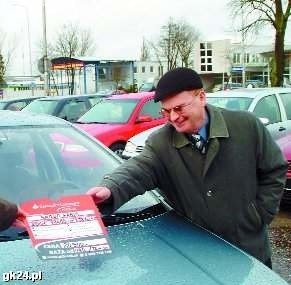 Jarosław Banasik, właściciel komisu samochodowego prezentuje model auta, które można kupić na kredyt.