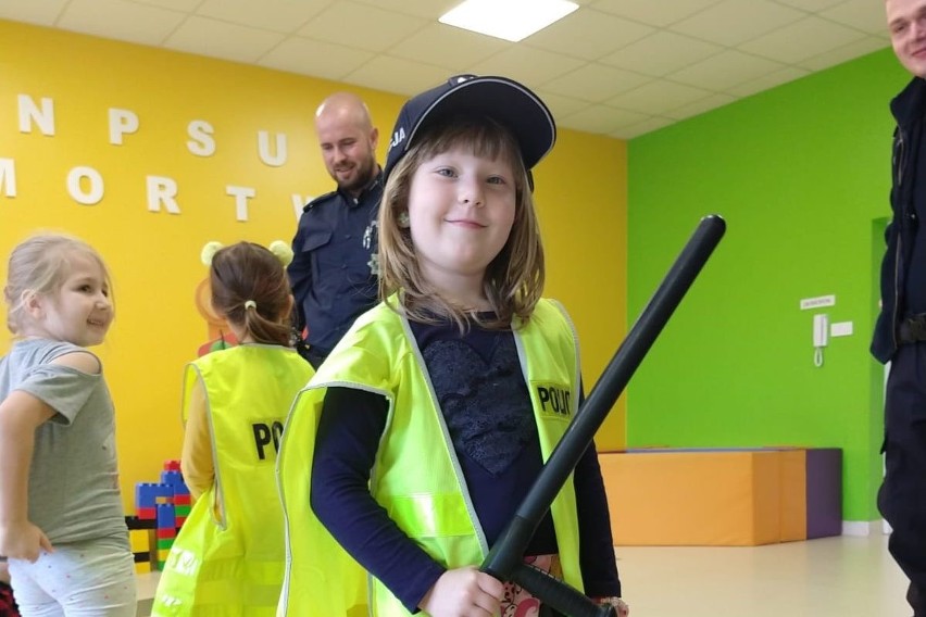 Mundurowi z Posterunku Policji w Dobrzyniu nad Wisłą odwiedzili przedszkolaków w Wielgiem, by opowiedzieć o bezpieczeństwie