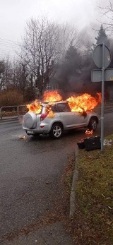 Bielsko-Biała. Pożar samochodu. Toyota RAV4 stanęła w płomieniach na ulicy Sobieskiego. Kierowca zdążył uciec