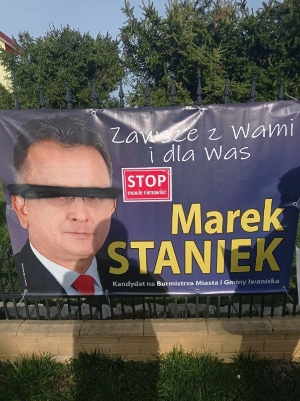 Zniszczone plakaty wyborcze w gminie Iwaniska.
