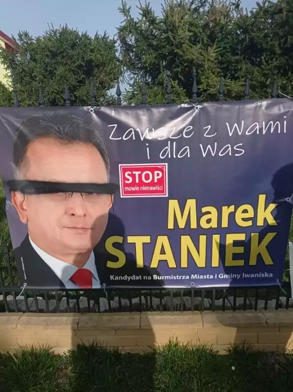 Zniszczone plakaty wyborcze w gminie Iwaniska.