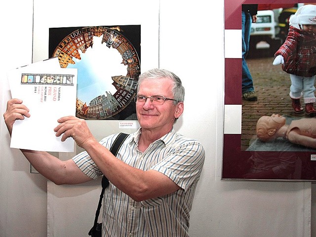 Leszek Gorczyński, ojciec Łukasza -zwycięzcy Grudziądz Foto 2011, odebrał nagrodę w imieniu syna. W tle zwycięskie zdjęcie