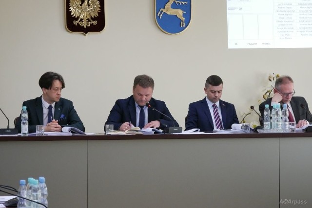 Czy burmistrz Kozienice Piotr Kozłowski (pierwszy z lewej) otrzyma absolutorium? O tym zdecydują radni.
