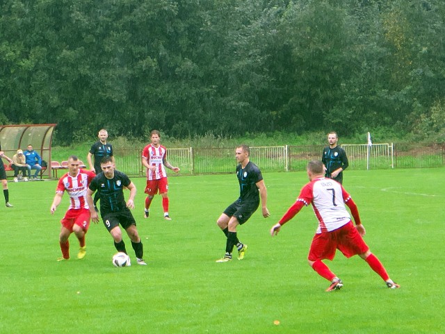 W deszczowym meczu Orzeł Przeworsk (biało-czerwone stroje) pokonał Wisełkę Siennów.