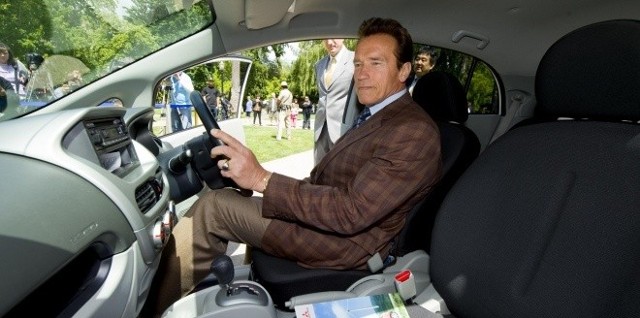 Stan Kalifornia otrzyma do testów samochody Mitsubishi i-MiEV w wersji sprzedawanej w Japonii, z kierownicą po prawej stronie. . Arnold Schwarzenegger za kierownicą Mitsubishi i-MiEV.
