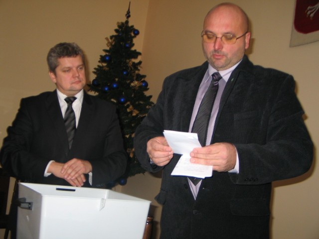 Nazwiska zwycięzców loterii "Jestem Stąd&#8221; odczytał Robert Niedbałowski, wiceprezydent Tarnobrzega. (z prawej).  W rolę losującej "sierotki&#8221; wcielił się prezydent Norbert Mastalerz.