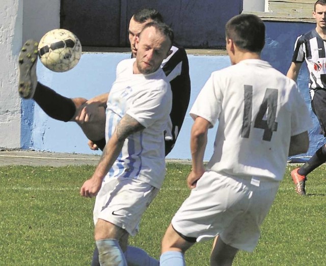 Piłkarze z Jeziorzan (jasne stroje) przegrali z Clepardią 2:4