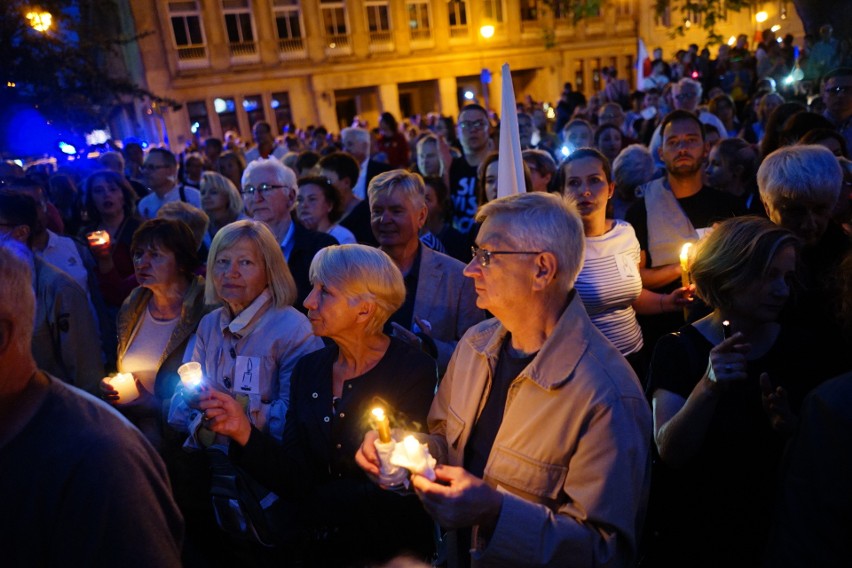 Łańcuch Światła: Tłumy manifestują na placu Wolności