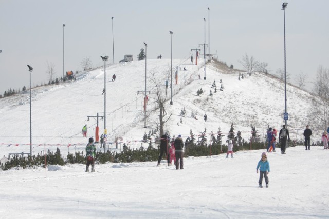 Wielu sympatyków narciarstwa uważa, że w Polsce najlepiej jeździ się w Szczyrku. Za 4-dniowy skipass dla 2 osób pod koniec lutego zapłacimy 920 zł, jeżeli dokonamy zakupu online.