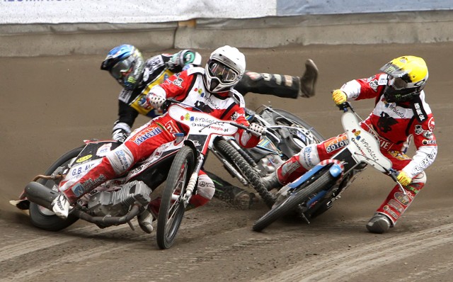 Dokładnie 30 czerwca 2013 roku odbyły się ostatnie oficjalne żużlowe toruńsko - bydgoskie Derby Pomorza na żużlu. Po sezonie 2013 składywęgla.pl Polonia spadła bowiem z ekstraligi i nigdy później do niej nie wróciła. Teraz, po siedmiu latach, znów być może będziemy świadkami derbów, o ile uda pokonać się koronawirusa. Niestety, już w pierwszej lidze... Ale wróćmy do meczu w sezonie 2013, który został rozegrany na Motoarenie. Torunianie przystępowali do 88. derbów w roli zdecydowanego faworyta. W lidze, na 12 kolejek, zaliczyli dziewięć zwycięstw, remis i dwie porażki. Bydgoszczanie "cieniowali", co skończyło się dla nich wspomnianym spadkiem. W pierwszym spotkaniu obu ekip w tamtym roku, w Bydgoszczy Unibax triumfował 53:37 (było to 29 maja). Niemal równo po miesiącu na własnym terenie "Anioły" triumfowały jeszcze wyżej - 57:33. Mecz obejrzało ponad 16 tysięcy kibiców!Unibax Toruń - składywęgla.pl Polonia Bydgoszcz 57:33Unibax Toruń: Chris Holder 13 (3,2,2*,3,3), Kamil Brzozowski 6 (0,1*,3,2*,u), Adrian Miedziński 5 (0,0,3,2*,-), Darcy Ward 6 (1,3,1,1), Tomasz Gollob 12 (3,3,3,3,-), Kamil Pulczyński 4 (1,0,3),  Paweł Przedpełski 11 (3,2*,2*,2,2*)składywęgla.pl Polonia Bydgoszcz: Greg Hancock 3 (1*,1*,1,-), Krzysztof Buczkowski 7 (2,2,0,0,3), Aleksandr Łoktajew 7 (2*,2,1,1,1), Robert Kościecha 7 (3,1*,0,2,1), Hans Andersen 6 (0,3,2,1,0,0),  Szymon Woźniak 2 (2,0,0),  Mikołaj Curyło 1 (0,1,0)Dodajmy, że najlepszy czas dnia uzyskał Paweł Przedpełski - 58,31 s w 2. wyścigu.