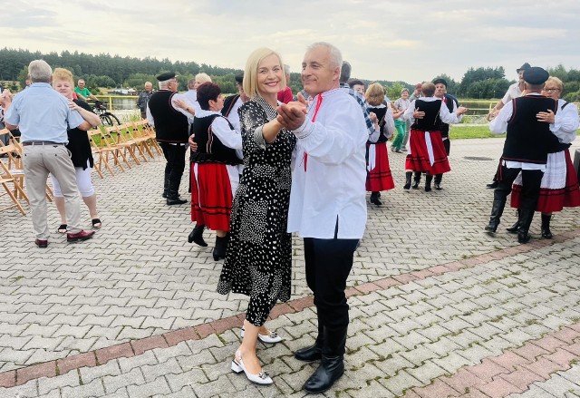 Wyjątkowa zabawa podczas festynu rodzinnego nad zalewem w Wilkowie w gminie Bodzentyn. Do tańca porwano nawet wicemarszałek województwa świętokrzyskiego, Renatę Janik!